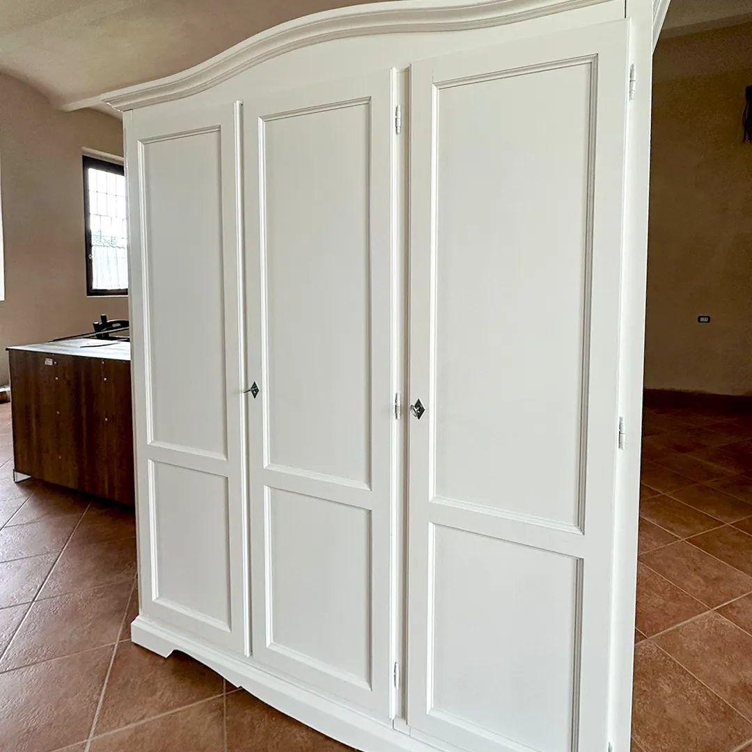Armadio 3 ante in legno massello stile Arte Povera nei colori bianco, noce e avorio